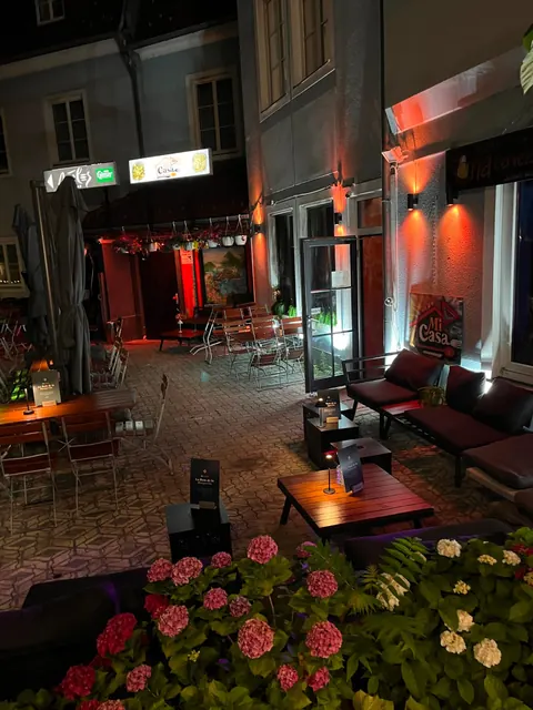 Gastgarten mit Blumen und Lounge am Abend