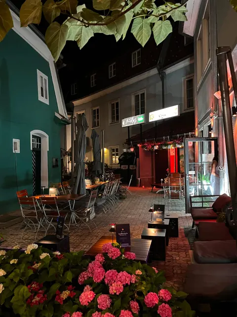 Gastgarten von Mi Casa mit Hortensien, Lounge-Möbeln und Tischlampen