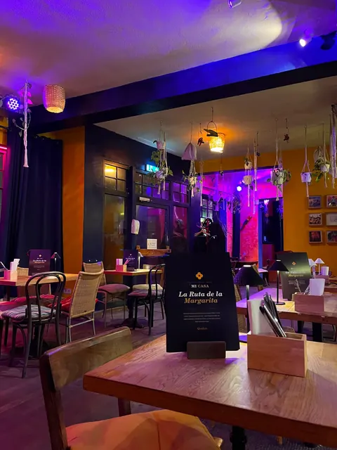 Restaurant Mi Casa innen – bunte Wände, Hängepflanzen und Margarita-Karte