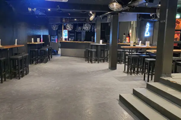 Keller-Club – eigene Bar mit Stehtischen