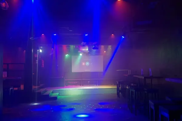 Keller-Club – Bühne mit Leinwand und Lichtshow