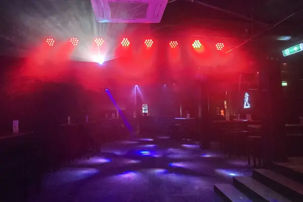 Keller-Club im Mi Casa am Lend – Partylicht in Rot und Blau auf der Tanzfläche