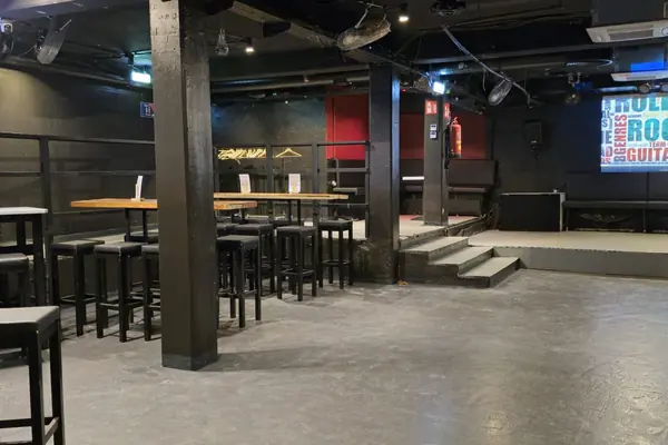 Keller-Club – Bühne, Stehtische und Leinwand