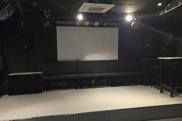 Keller-Club – Bühne mit Sitzbank und Scheinwerfern