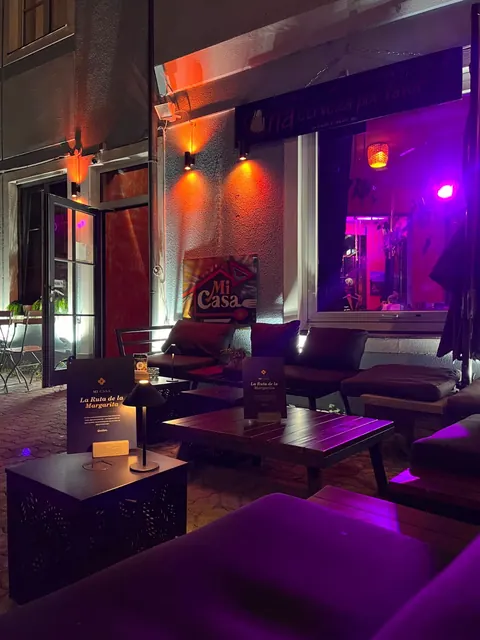 Lounge-Terrasse vor Mi Casa am Lend mit Tischlampen