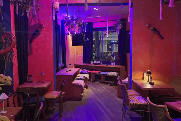 Nebenraum im Mi Casa am Lend – gemütliche Nische in Rot, ideal für Gruppen