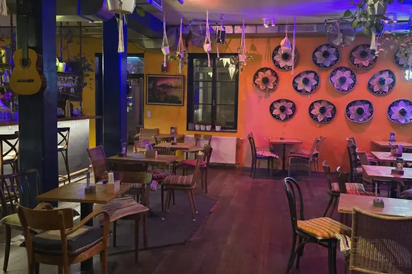 Hauptraum im Mi Casa am Lend – Sombrero-Wand, Gitarren und Bar